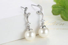 Load image into Gallery viewer, Pearl earrings